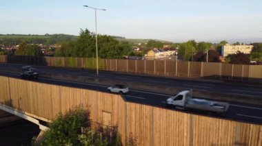 İngiltere 'nin Toddington Köyü' ndeki M1 kavşağında İngiliz Otoyollarının Yüksek Açı Görüntüsü Akşamları. 