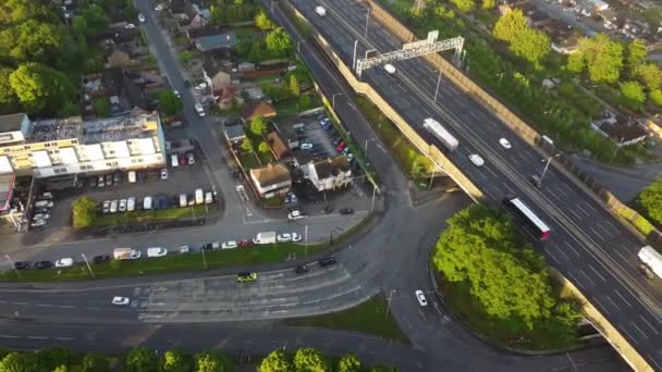 イギリスの高速道路の高角度映像がイギリスのトッドミントン村のM1ジャンクション12で忙しい夜の時間の間に — ストック動画