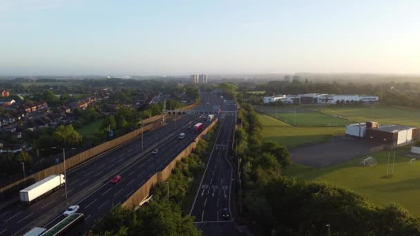 Nagranie Autostrad Brytyjskich Podczas Pracowitego Wieczoru Skrzyżowaniu Toddington Village Anglii — Wideo stockowe