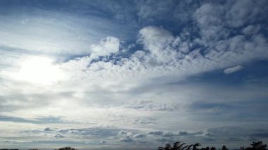 İngiltere 'nin Luton şehrinde dramatik bulutları olan En Güzel Gökyüzü