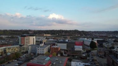 Bulutlu Günbatımında Luton Kasabasının Yüksek Açılı Görüntüleri
