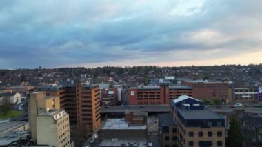 Bulutlu Günbatımında Luton Kasabasının Yüksek Açılı Görüntüleri