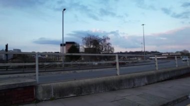 Bulutlu Günbatımında Luton Kasabasının Yüksek Açılı Görüntüleri