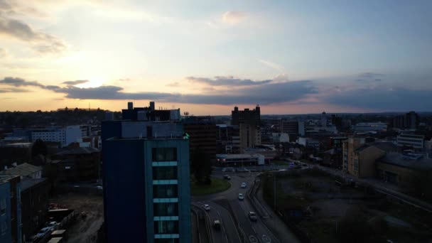 Aufnahmen Der Englischen Stadt Luton Bei Wolkenverhangenem Sonnenuntergang — Stockvideo