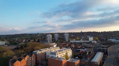 Bulutlu Günbatımında Luton Kasabasının Yüksek Açılı Görüntüleri