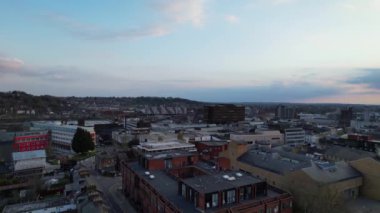 Bulutlu Günbatımında Luton Kasabasının Yüksek Açılı Görüntüleri