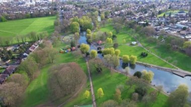 İngiliz Savaş Parkı 'nın havadan görüntüsü. 16-Nisan-2023 tarihlerinde, kısmen bulutlu bir günde, İngiltere 'nin Luton şehrinde Drone' un Kamerası ile görüntüler çekildi.