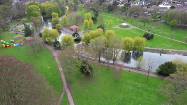 英国华府公园的空中景观 拍摄于2023年4月16日 英国卢顿镇部分地区多云的一天 — 图库视频影像