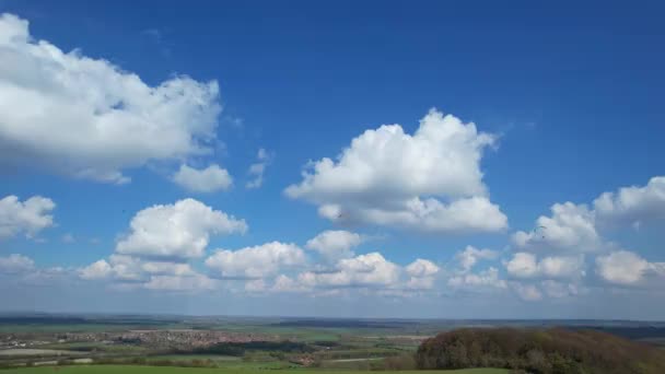 Paraglider Vliegen Het Britse Platteland Een Mooie Zonnige Gedeeltelijk Bewolkte — Stockvideo