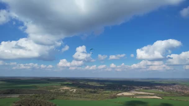 Paraglider Vliegen Het Britse Platteland Een Mooie Zonnige Gedeeltelijk Bewolkte — Stockvideo