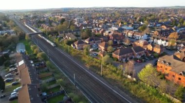 Trenin Raylarda Hareket Ettiği ve Luton Leagrave İstasyonuna Yaklaştığı Hava Görüntüleri