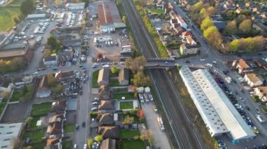 Trenin Raylarda Hareket Ettiği ve Luton Leagrave İstasyonuna Yaklaştığı Hava Görüntüleri