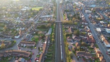 Trenin Raylarda Hareket Ettiği ve Luton Leagrave İstasyonuna Yaklaştığı Hava Görüntüleri