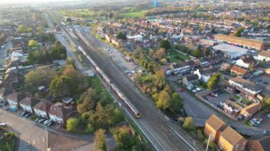 Trenin Raylarda Hareket Ettiği ve Luton Leagrave İstasyonuna Yaklaştığı Hava Görüntüleri