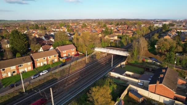 Повітряні Кадри Руху Поїзда Слідах Підході Станції Лутон Англія — стокове відео