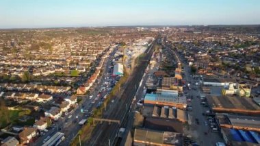 Trenin Raylarda Hareket Ettiği ve Luton Leagrave İstasyonuna Yaklaştığı Hava Görüntüleri
