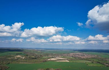 İngiliz Kırsal ve Paragliderler Gökyüzünde Yüksekte Uçarken Hava Görüntüsü