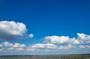 İngiliz Kırsal ve Paragliderler Gökyüzünde Yüksekte Uçarken Hava Görüntüsü