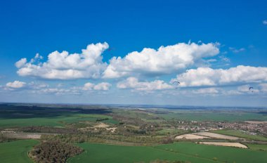 İngiliz Kırsal ve Paragliderler Gökyüzünde Yüksekte Uçarken Hava Görüntüsü