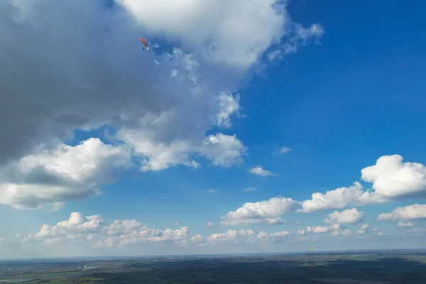 Brit Falvak Siklóernyősök Légi Kilátása Miközben Magasan Repülnek Égen — Stock Fotó