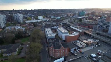 Bulutlu Günbatımında İngiltere 'nin Luton şehrinin yüksek açılı görüntüsü. Görüntüler 15 Nisan 2023 'te Luton City İngiltere' de çekildi..