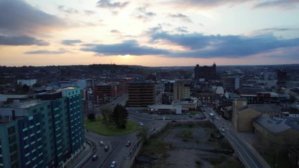 乌云密布的落日下 英格兰卢顿镇高角的景象 影像于2023年4月15日在英国卢顿市中心拍摄 — 图库视频影像