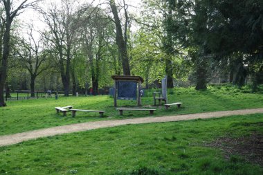 Savaş meydanının muhteşem manzarası ve insanlar Güneşli ve güzel günün tadını çıkarıyorlar.