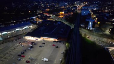 LUTON, ENGLAND - 15 Nisan 2023: Aydınlatılmış Luton Town After Sunset 'in Yüksek Açı Görüntüsü. Çoğunlukla Asyalı Pakistan Keşmir Cemaati 'yle dolu olan ünlü Bury Park Alanı, 
