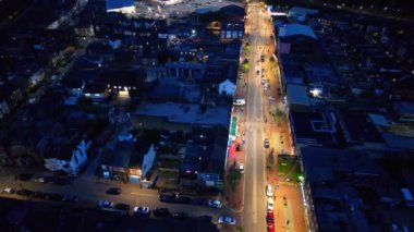 LUTON, ENGLAND - 15 Nisan 2023: Aydınlatılmış Luton Town After Sunset 'in Yüksek Açı Görüntüsü. Çoğunlukla Asyalı Pakistan Keşmir Cemaati 'yle dolu olan ünlü Bury Park Alanı, 