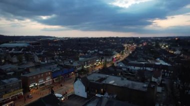 LUTON, ENGLAND - 15 Nisan 2023: Aydınlatılmış Luton Town After Sunset 'in Yüksek Açı Görüntüsü. Çoğunlukla Asyalı Pakistan Keşmir Cemaati 'yle dolu olan ünlü Bury Park Alanı, 