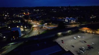 LUTON, ENGLAND - 15 Nisan 2023: Aydınlatılmış Luton Town After Sunset 'in Yüksek Açı Görüntüsü. Çoğunlukla Asyalı Pakistan Keşmir Cemaati 'yle dolu olan ünlü Bury Park Alanı, 