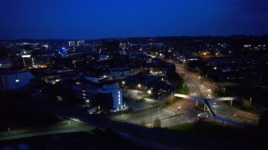 LUTON, ENGLAND - 15 Nisan 2023: Aydınlatılmış Luton Town After Sunset 'in Yüksek Açı Görüntüsü. Çoğunlukla Asyalı Pakistan Keşmir Cemaati 'yle dolu olan ünlü Bury Park Alanı, 