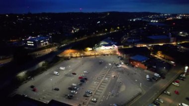 LUTON, ENGLAND - 15 Nisan 2023: Aydınlatılmış Luton Town After Sunset 'in Yüksek Açı Görüntüsü. Çoğunlukla Asyalı Pakistan Keşmir Cemaati 'yle dolu olan ünlü Bury Park Alanı, 