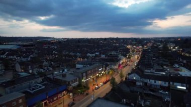 LUTON, ENGLAND - 15 Nisan 2023: Aydınlatılmış Luton Town After Sunset 'in Yüksek Açı Görüntüsü. Çoğunlukla Asyalı Pakistan Keşmir Cemaati 'yle dolu olan ünlü Bury Park Alanı, 