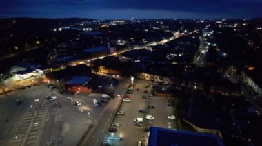 LUTON, ENGLAND - 15 Nisan 2023: Aydınlatılmış Luton Town After Sunset 'in Yüksek Açı Görüntüsü. Çoğunlukla Asyalı Pakistan Keşmir Cemaati 'yle dolu olan ünlü Bury Park Alanı, 