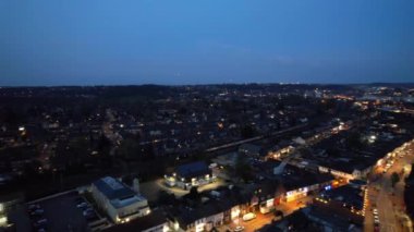 LUTON, ENGLAND - 15 Nisan 2023: Aydınlatılmış Luton Town After Sunset 'in Yüksek Açı Görüntüsü. Çoğunlukla Asyalı Pakistan Keşmir Cemaati 'yle dolu olan ünlü Bury Park Alanı, 