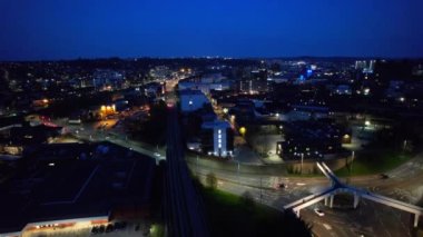 LUTON, ENGLAND - 15 Nisan 2023: Aydınlatılmış Luton Town After Sunset 'in Yüksek Açı Görüntüsü. Çoğunlukla Asyalı Pakistan Keşmir Cemaati 'yle dolu olan ünlü Bury Park Alanı, 