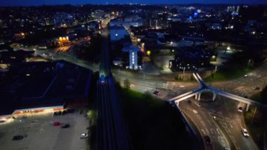 LUTON, ENGLAND - 15 Nisan 2023: Aydınlatılmış Luton Town After Sunset 'in Yüksek Açı Görüntüsü. Çoğunlukla Asyalı Pakistan Keşmir Cemaati 'yle dolu olan ünlü Bury Park Alanı, 
