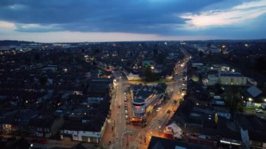 LUTON, ENGLAND - 15 Nisan 2023: Aydınlatılmış Luton Town After Sunset 'in Yüksek Açı Görüntüsü. Çoğunlukla Asyalı Pakistan Keşmir Cemaati 'yle dolu olan ünlü Bury Park Alanı, 