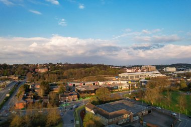 Luton City Residential District 'in havadan görüntüsü, İngiltere, İngiltere. Günbatımında Drone 'un Kamerası