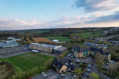 Luton City Residential District 'in havadan görüntüsü, İngiltere, İngiltere. Günbatımında Drone 'un Kamerası