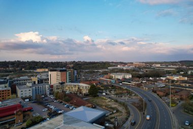 Luton City Residential District 'in havadan görüntüsü, İngiltere, İngiltere. Günbatımında Drone 'un Kamerası
