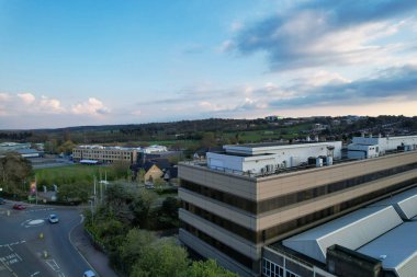 Luton City Residential District 'in havadan görüntüsü, İngiltere, İngiltere. Günbatımında Drone 'un Kamerası
