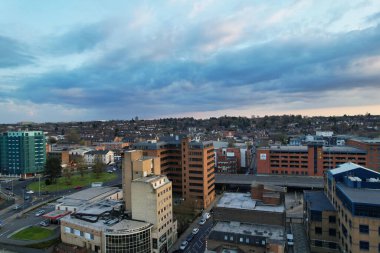 Luton City Residential District 'in havadan görüntüsü, İngiltere, İngiltere. Günbatımında Drone 'un Kamerası
