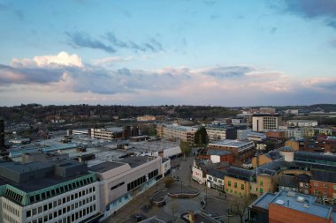 Luton City Residential District 'in havadan görüntüsü, İngiltere, İngiltere. Günbatımında Drone 'un Kamerası