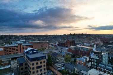 Luton City Residential District 'in havadan görüntüsü, İngiltere, İngiltere. Günbatımında Drone 'un Kamerası