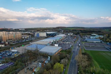 Luton City Residential District 'in havadan görüntüsü, İngiltere, İngiltere. Günbatımında Drone 'un Kamerası