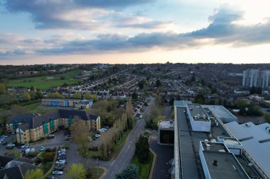 Luton City Residential District 'in havadan görüntüsü, İngiltere, İngiltere. Günbatımında Drone 'un Kamerası