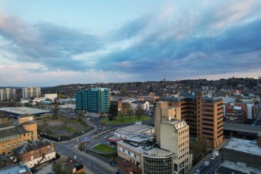 Luton City Residential District 'in havadan görüntüsü, İngiltere, İngiltere. Günbatımında Drone 'un Kamerası