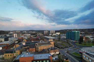Luton City Residential District 'in havadan görüntüsü, İngiltere, İngiltere. Günbatımında Drone 'un Kamerası